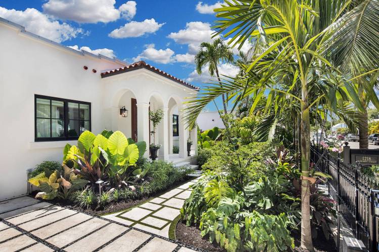 Three Arches In Paradise curb appeal